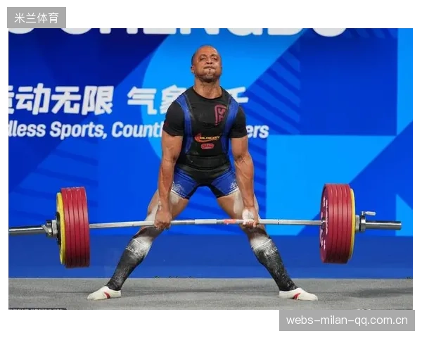 力量举深蹲刷新全国纪录：突破极限，见证力量传奇